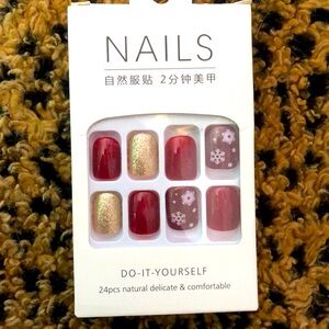 24 piece Christmas press on nails red gold & snowflakes ❄️